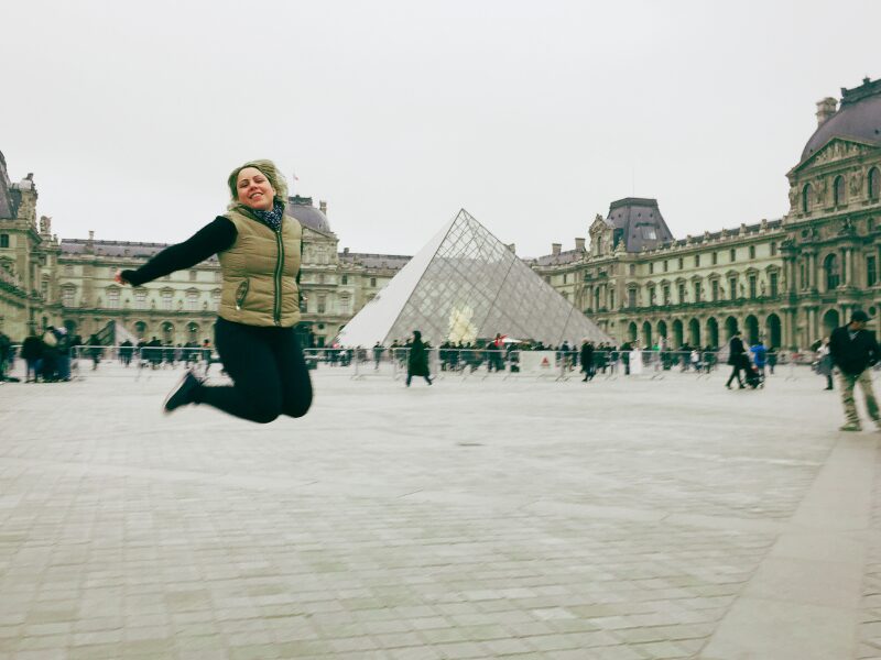 Conectada em Paris no Louvre